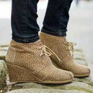 Toms Suede Desert Wedge Heeled Bootie Cheetah Print Size 6